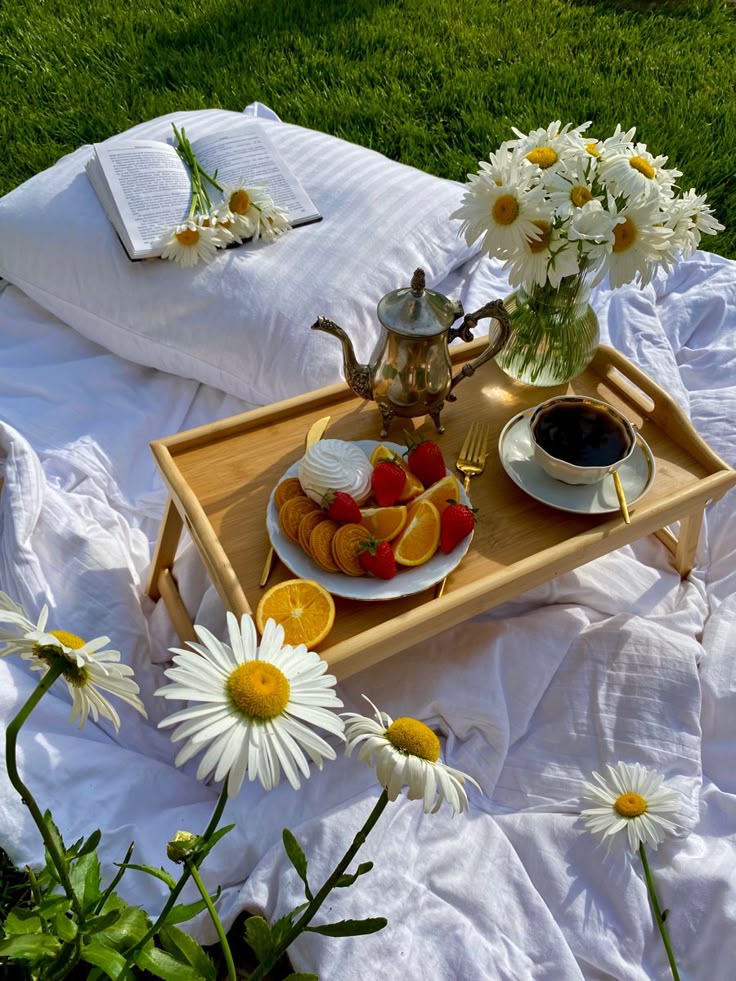 "حول صباحك لفندق 5 نجوم في دارك!" ✨Le luxe du petit-déjeuner au lit, chez vous." 🥐