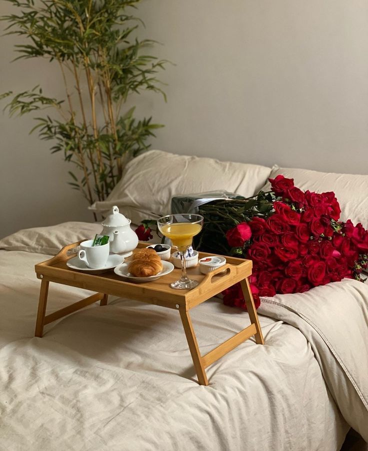 "حول صباحك لفندق 5 نجوم في دارك!" ✨Le luxe du petit-déjeuner au lit, chez vous." 🥐