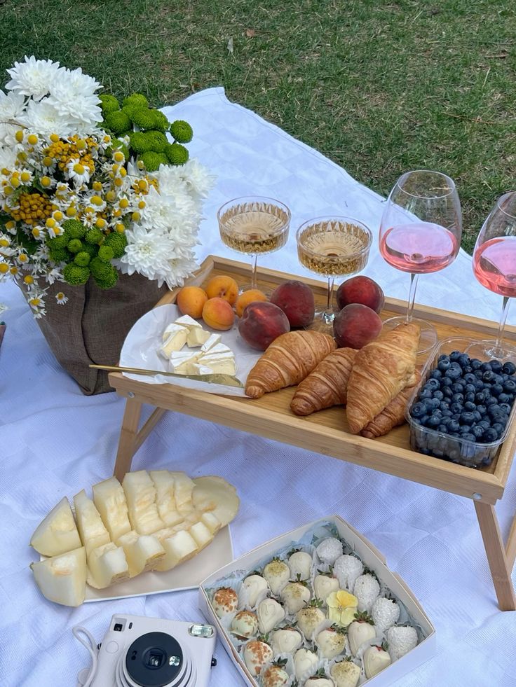 "حول صباحك لفندق 5 نجوم في دارك!" ✨Le luxe du petit-déjeuner au lit, chez vous." 🥐